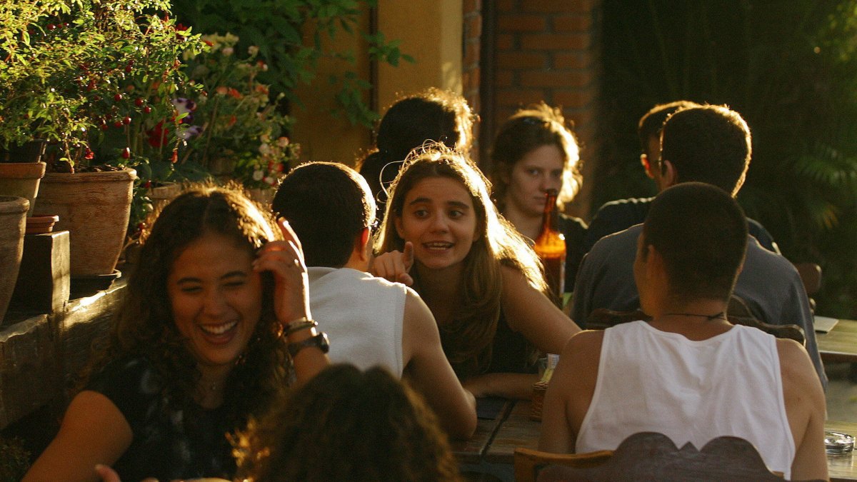 Unos jóvenes en uno de los tradicionales bares en las aceras de la Vila Madalena en la ciudad de São Paulo donde se cuenta con una extensa oferta de gastronómica brasileña e internacional. 