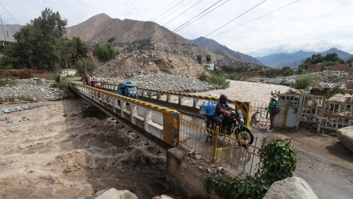 Lima. Varios vehículos livianos pasan por un puente sobre el río Rimac.