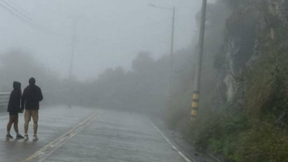 Un derrumbe de gran magnitud cierra la vía Cuenca- Molleturo- El Empalme.