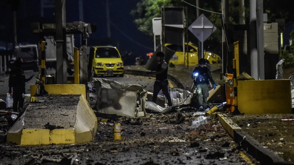 Fuerzas de seguridad recogen evidencia entre escombros de un peaje atacado con explosivos en Villa del Rosario, provincia de Norte de Santander
.