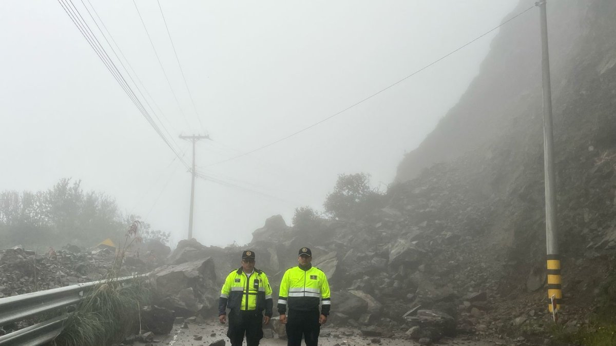Un gran deslizamiento en el kilómetro 51 de la vía Cuenca- Molleturo- El Empalme provoca el cierre de esta carretera.