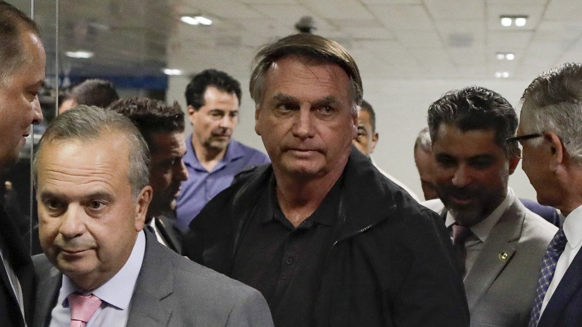 El expresidente de Brasil Jair Bolsonaro (C) llega al Senado Federal para almorzar con líderes de partidos de oposición en Brasilia el 18 de febrero de 2025.