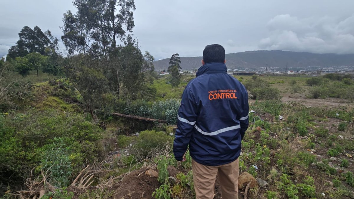 Un operativo en la quebrada Colorada, ubicada en la parroquia San Antonio halló se encontró el arrojo de escombros