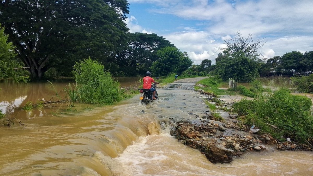Una vía de tercer orden luce totalmente inundada por efecto de las lluvias.