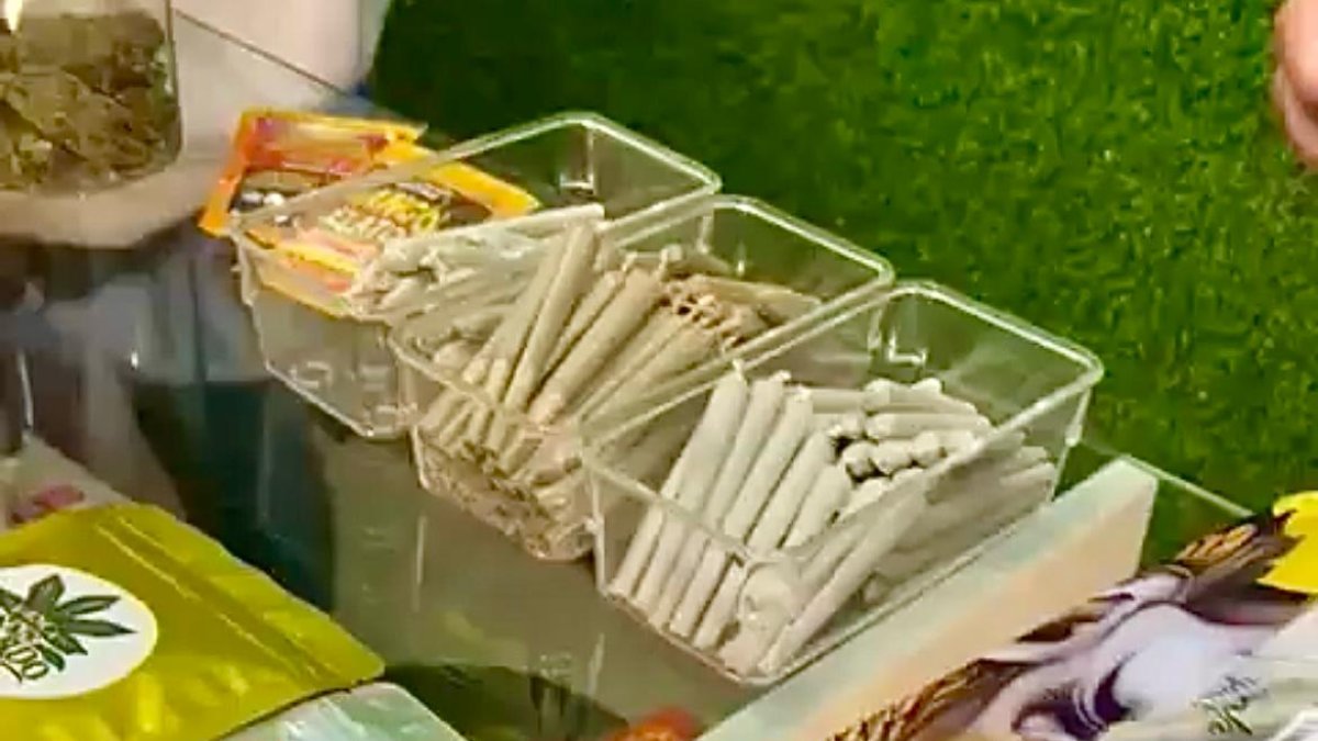 Autoridades incautan productos en un local de Sangolquí tras pruebas positivas de cannabis.