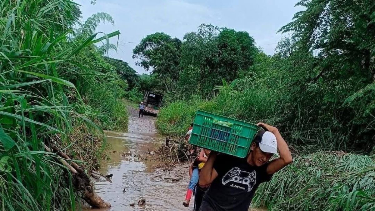 La crecida del río cortó canales de comunicación.