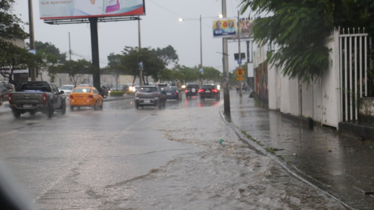 En zonas como la avenida Las Aguas, la lluvia ha causado estragos, como históricamente pasa.