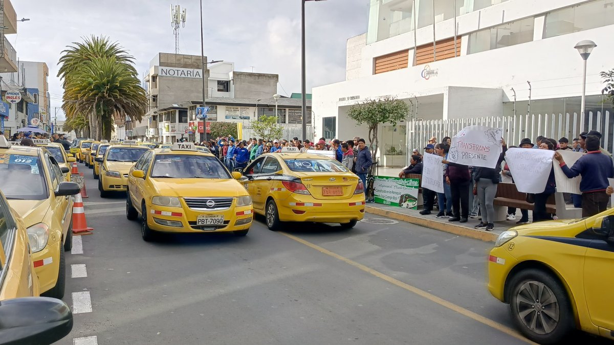 Los transportistas realizaron un plantón en las afueras del Consejo de la Judicatura en Latacunga.