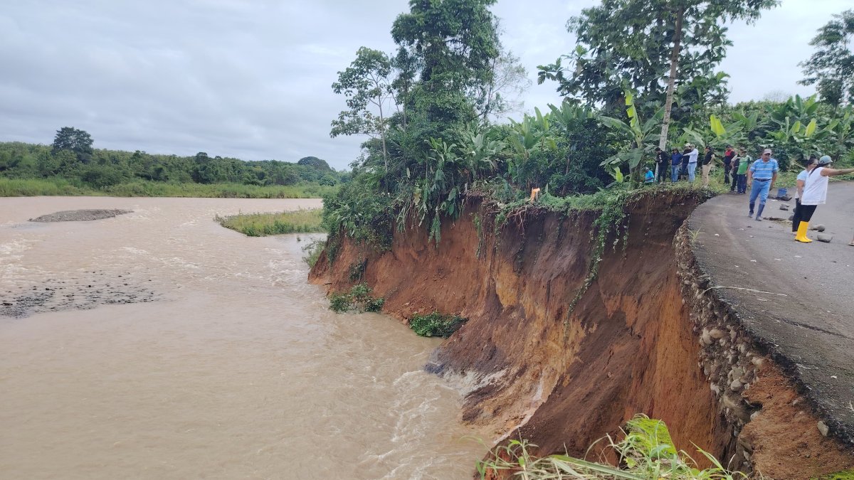 La carretera que une a Moraspungo con La Maná en riesgo de hundimiento por erosión del suelo.