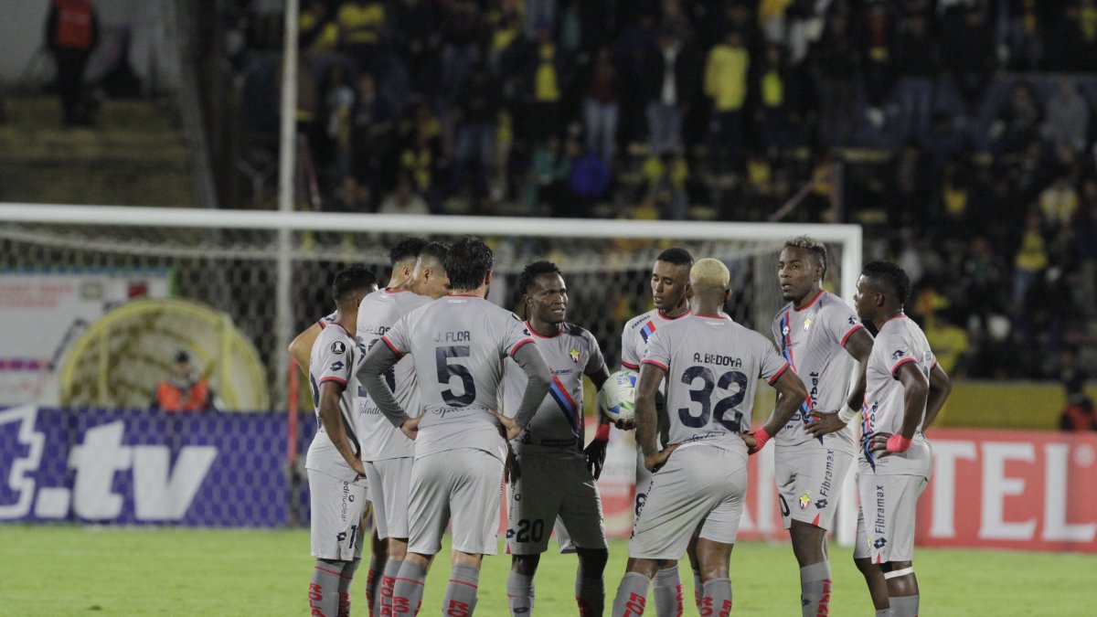 Los jugadores de El Nacional salieron molestos tras perder como locales ante Barcelona.