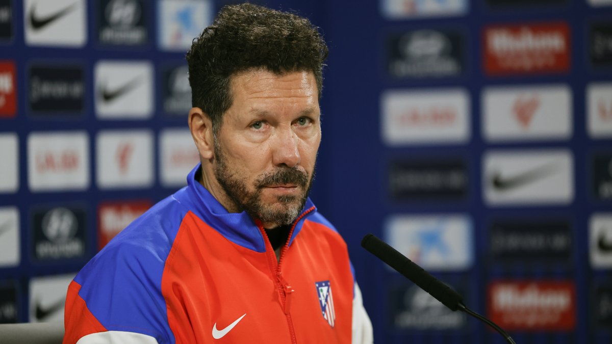 El entrenador del Atlético de Madrid, Diego Simeone, durante la rueda de prensa posterior al entrenamiento realizado este viernes 21 de febrero.