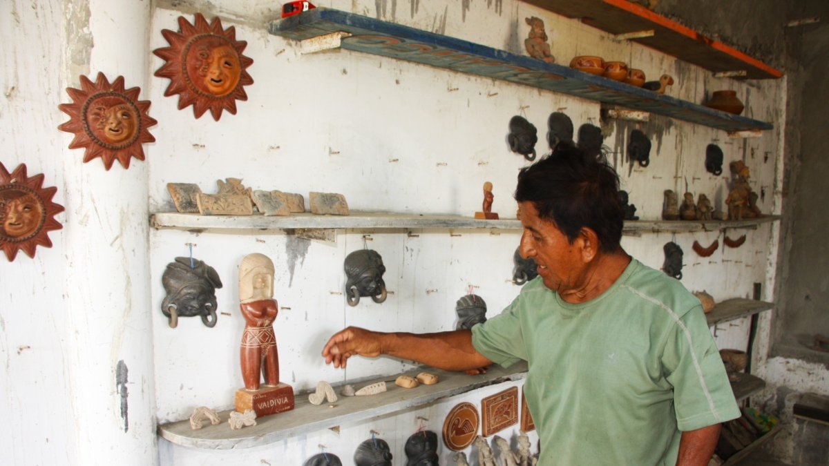 Joselito Ángel Yagual, un comunero de Valdivia es quien ha recopialdo las piezas de gran valro cultgural para Santa Elena.