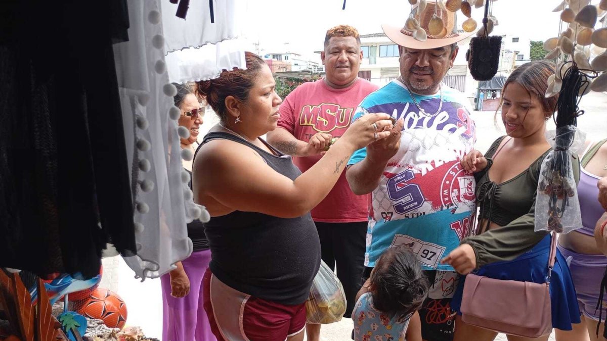 Los turistas tanto nacionales como extranjeros se quedan admirados de ver tanta belleza hecha a mano por los artesanos de Playas.
