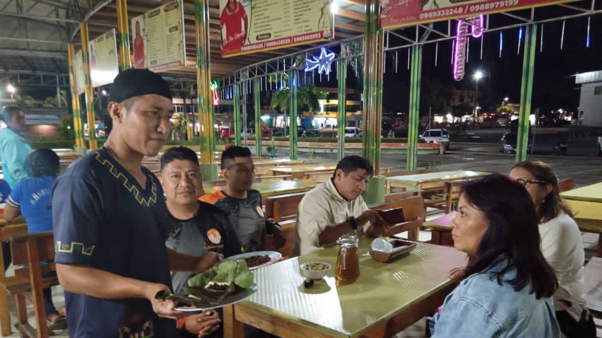 Napo.  En los mercados de la Amazonía de Ecuador se sirve el chontacuro en diferentes presentaciones.