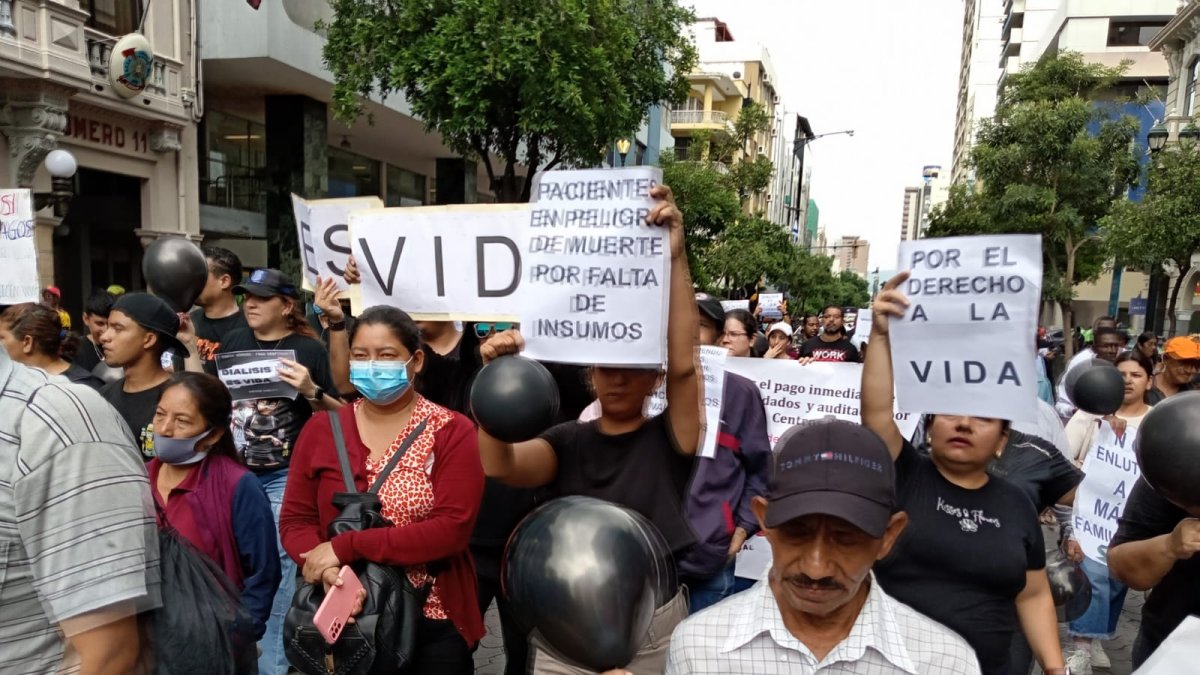Pacientes renales realizaron una caminata en el centro de Guayaquil para exigir el pago a las dializadoras.