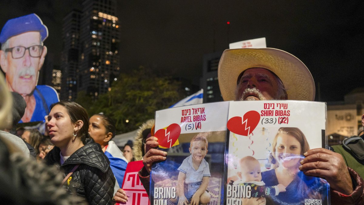 - Cientos de personas participan en la concentración de este jueves en la plaza de los Rehenes de Tel Aviv (Israel).