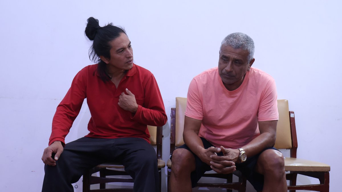 La obra teatral, al igual que la película, es interpretada por Marco Bustos y Carlos Valencia.