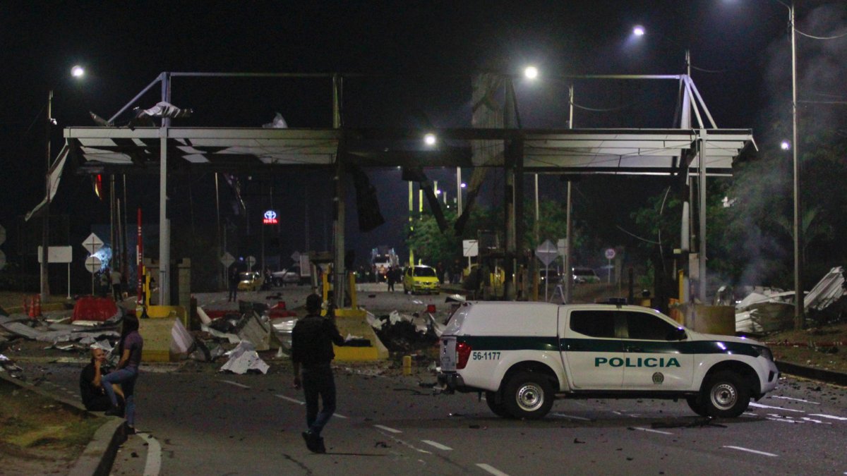 Policías inspeccionan el peaje de Villa del Rosario destruido por explosivos este jueves en Cúcuta (Colombia).