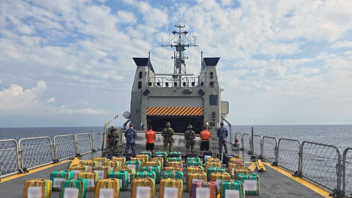 Salina Cruz. Paquetes de cocaína y combustible incautado por la Armada de México en la costa de Oaxaca.