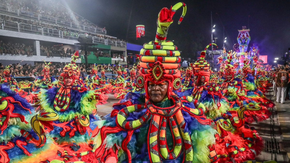La escuela de samba Viradouro, desfilando en el sambódromo de Rio de Janeiro (Brasil).