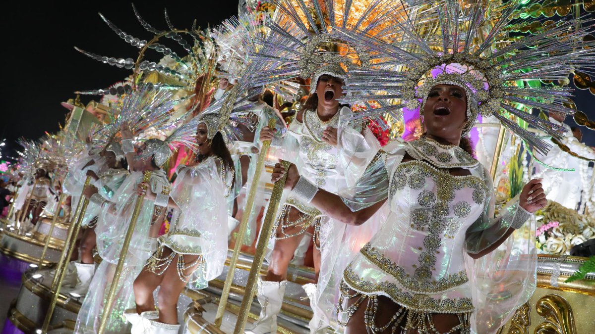 Foto de archivo de la escuela de samba Mangueira en el Sambódromo de Río de Janeiro (Brasil).