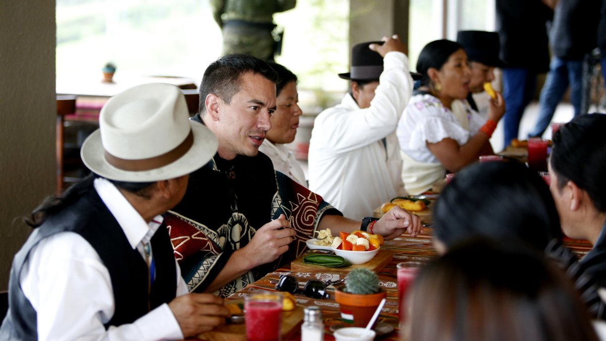 Daniel Noboa en un desayuno con representantes de comunidades.