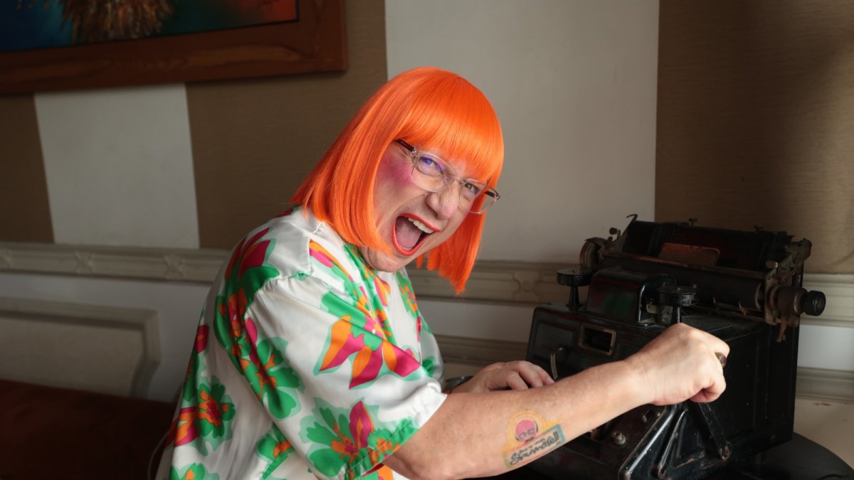 Tomás Delgado como La Vecina.