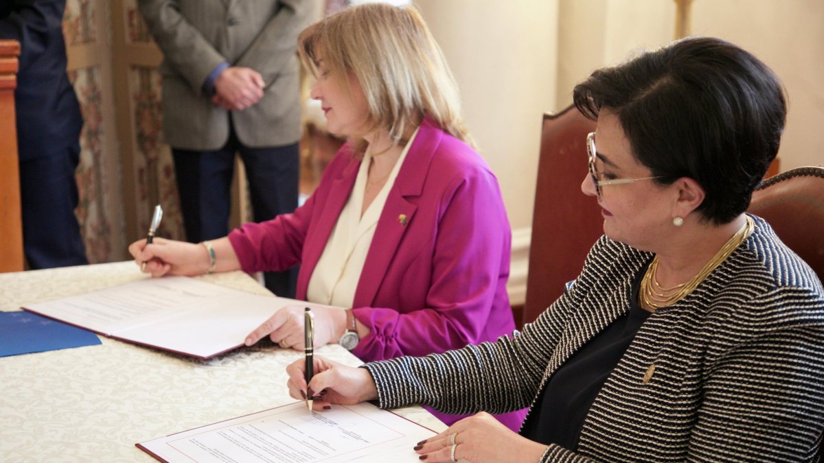 Gabriela Sommerfeld, canciller ecuatoriana, firmó el memorando.