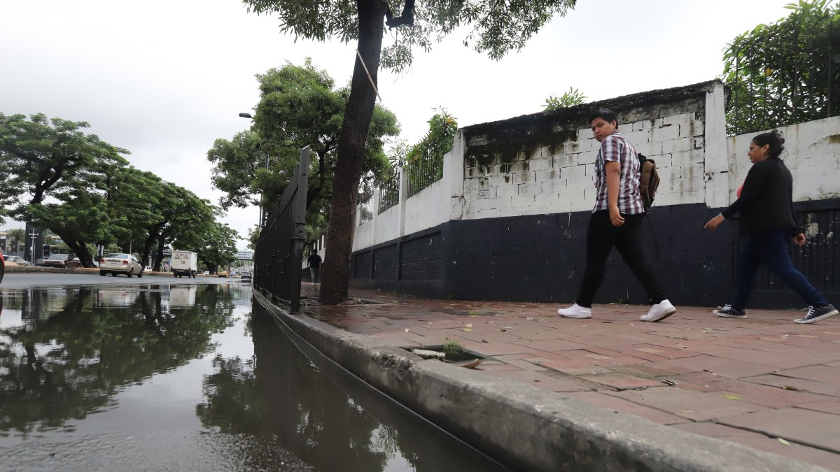 Invierno. Los daños preexistentes en instituciones educativas son acentuados por las lluvias.