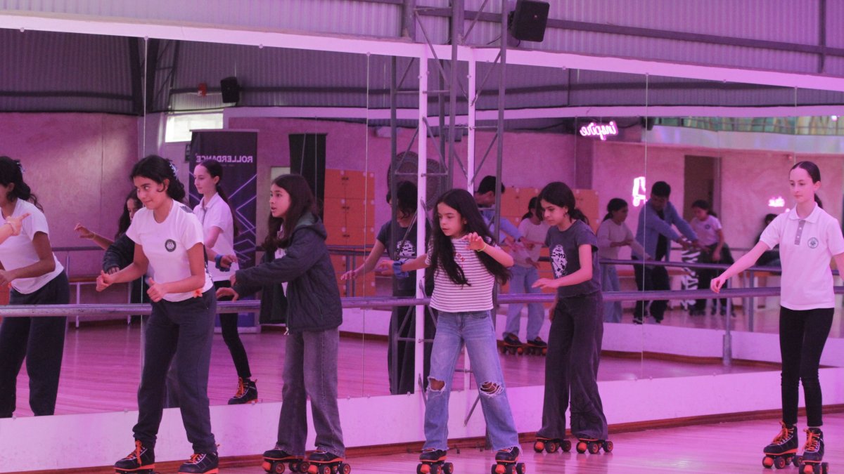 En Roller Dance, la pista cuenta con barandas e instructores que guían a los principiantes. La actividad se hace al ritmo de música ochentera.