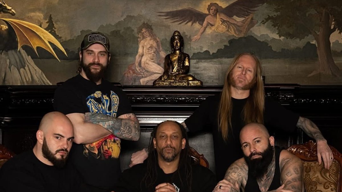 La banda vuelve sin su vocalista clásico, Frank Mullen. Para cubrir tremenda responsabilidad, eligieron a Ricky Myers (abajo a la derecha), con quien grabaron su nuevo álbum.