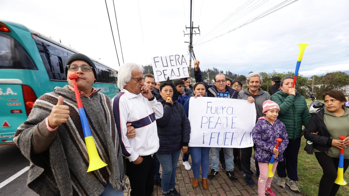 En el puente 2, los moradores dicen que un peaje en una zona urbana es ilegal.