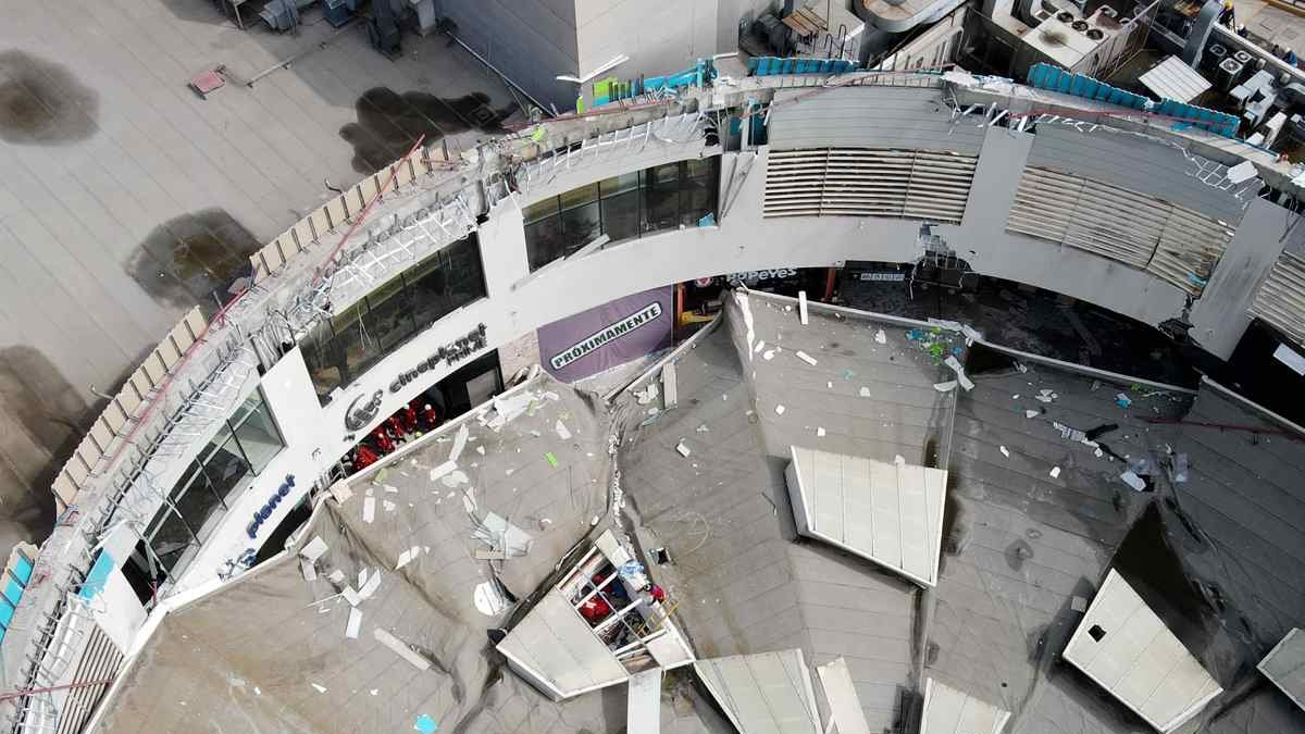 El techo desprendido del centro comercial en Trujillo, Perú. El hecho dejó cuatro personas fallecidas, la noche del viernes 21 de febrero.