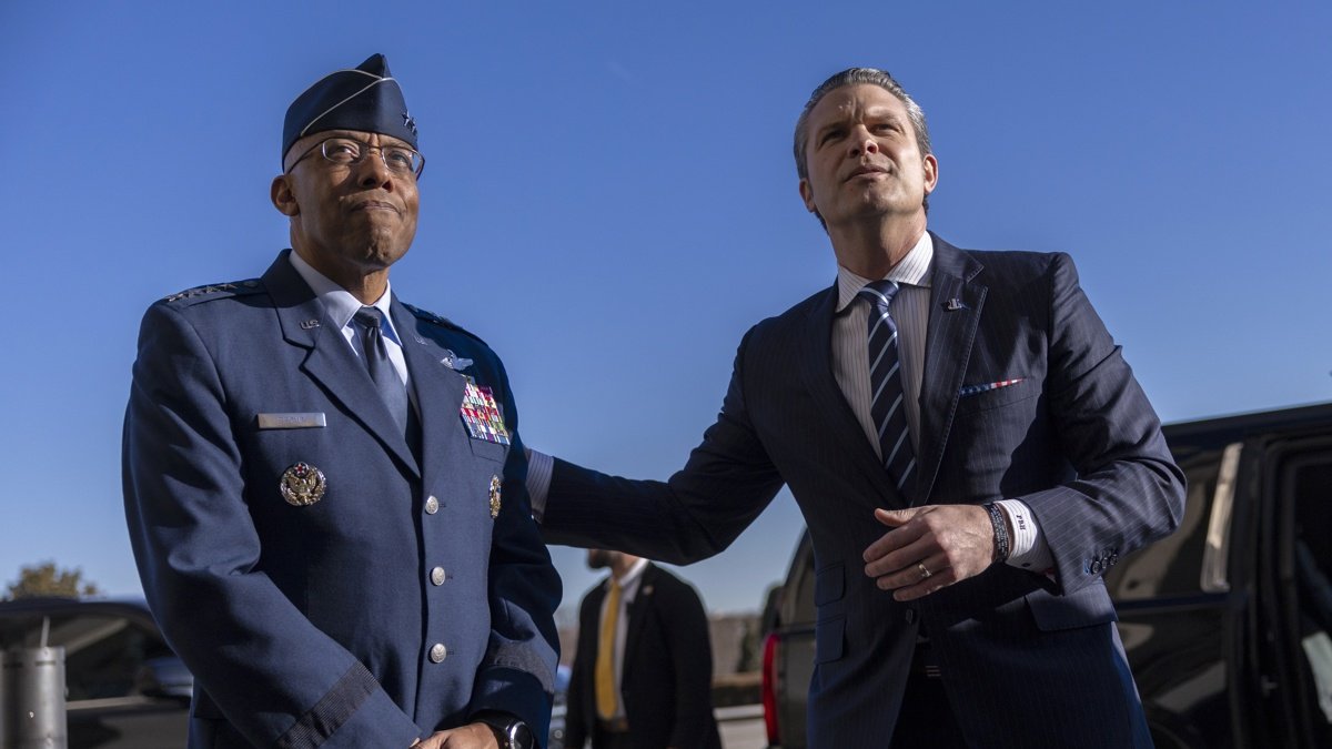 El presidente del Estado Mayor Conjunto de los Estados Unidos, Charles Q. Brown Jr. (i), destituido por Donald Trump, junto al Secretario de Defensa, Pete Hegseth.