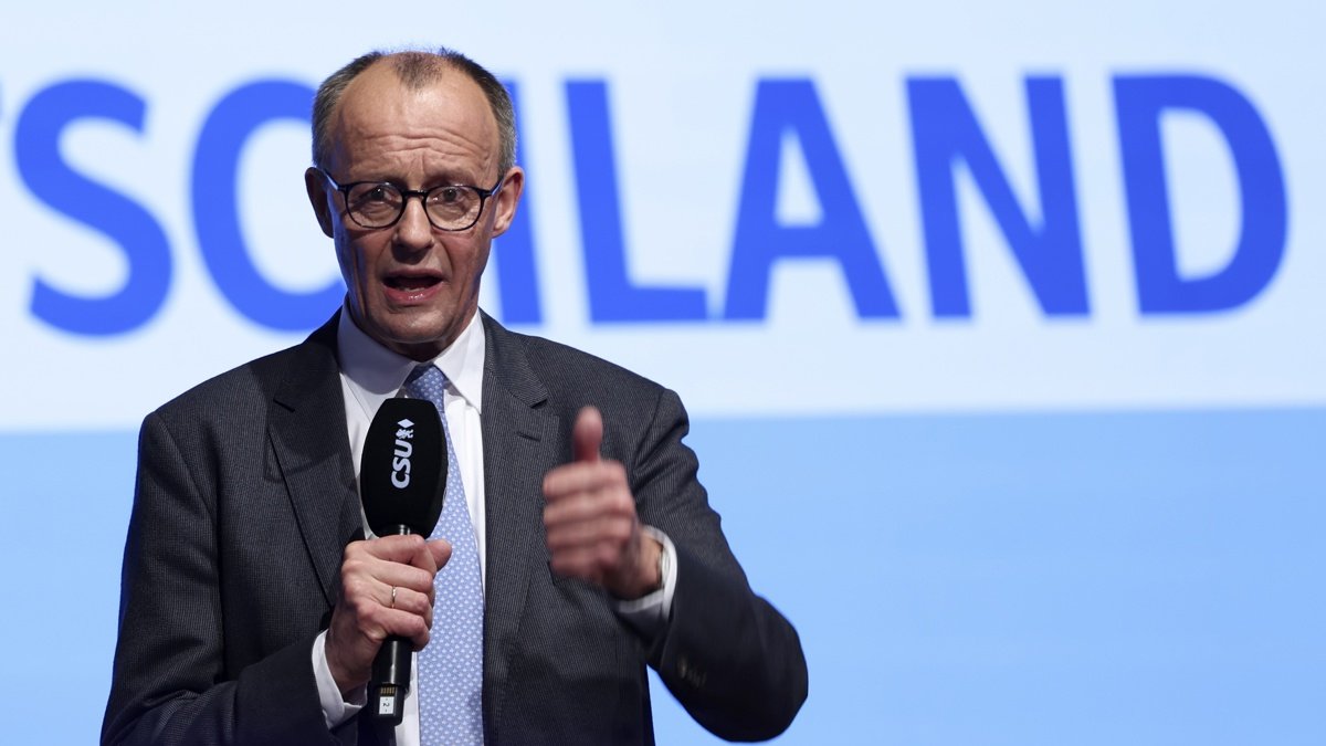 El presidente de la Unión Demócrata Cristiana (CDU) de Alemania, Friedrich Merz, habla durante el evento de campaña electoral final en Munich.