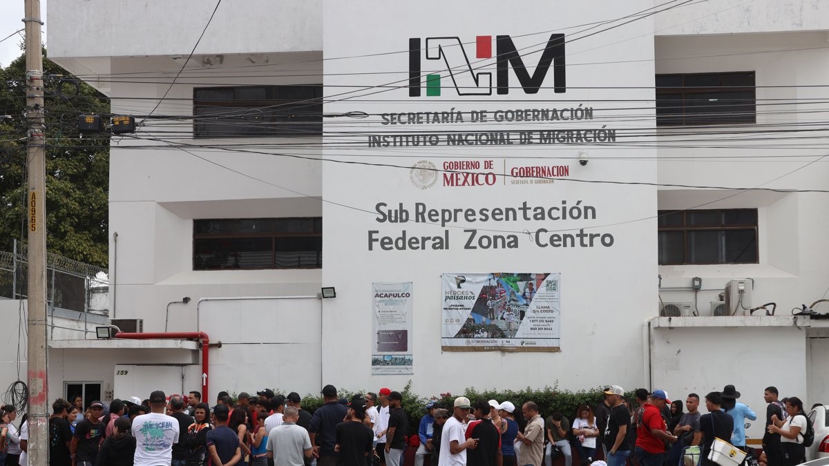 Migrantes, en su mayoría venezolanos, hacen fila en una estación migratoria este sábado 21 de febrero en el municipio de Tuxtla Gutiérrez (México).