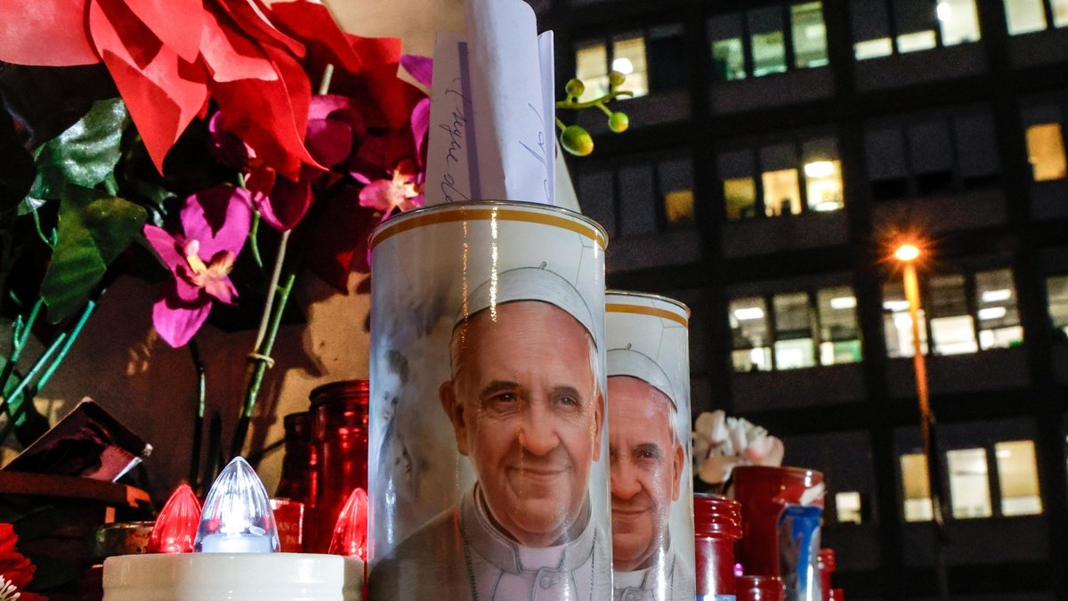 Velas y flores frente al hospital Gemelli de Roma donde está ingresado el papa Francisco.
