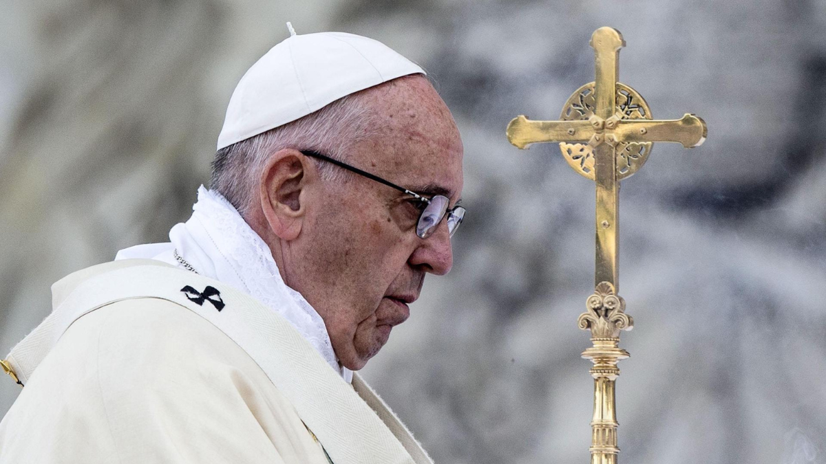 El papa Francisco permanece en estado crítico en el hospital Gemelli de Roma, mientras la Iglesia católica observa su evolución con preocupación.