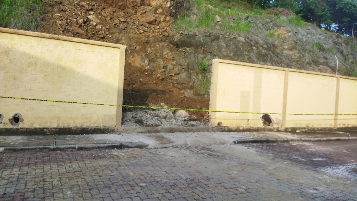 Daños. En el muro afectado, Riesgos removió los escombros el viernes.