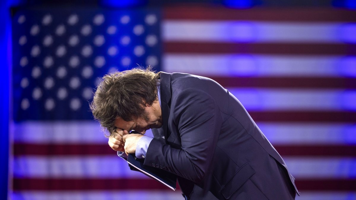 El presidente de Argentina, Javier Milei, se inclina después de hablar el último día de la Conferencia de Acción Política Conservadora (CPAC) anual en Maryland, EE.UU., el sábado 22 de febrero.