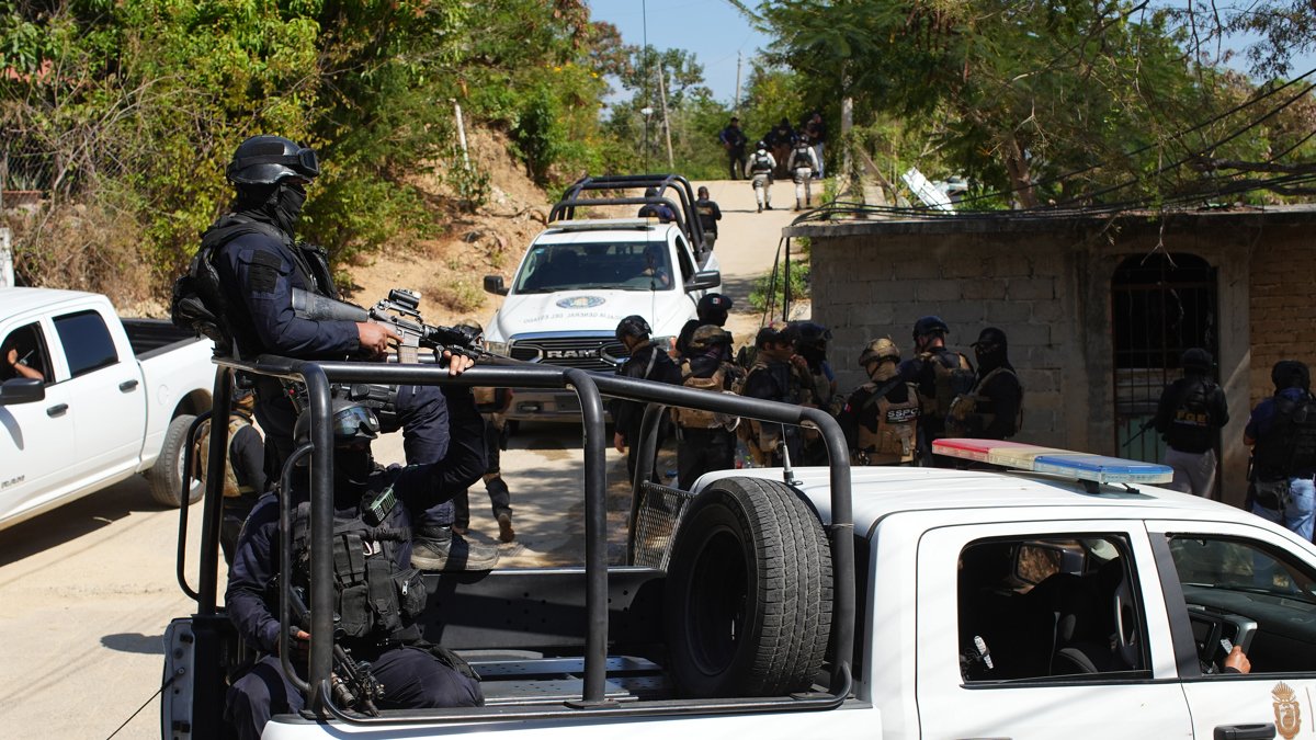integrantes de la Policía Estatal y de la Guardia Nacional (GN) patrullando una calle en Acapulco (México).