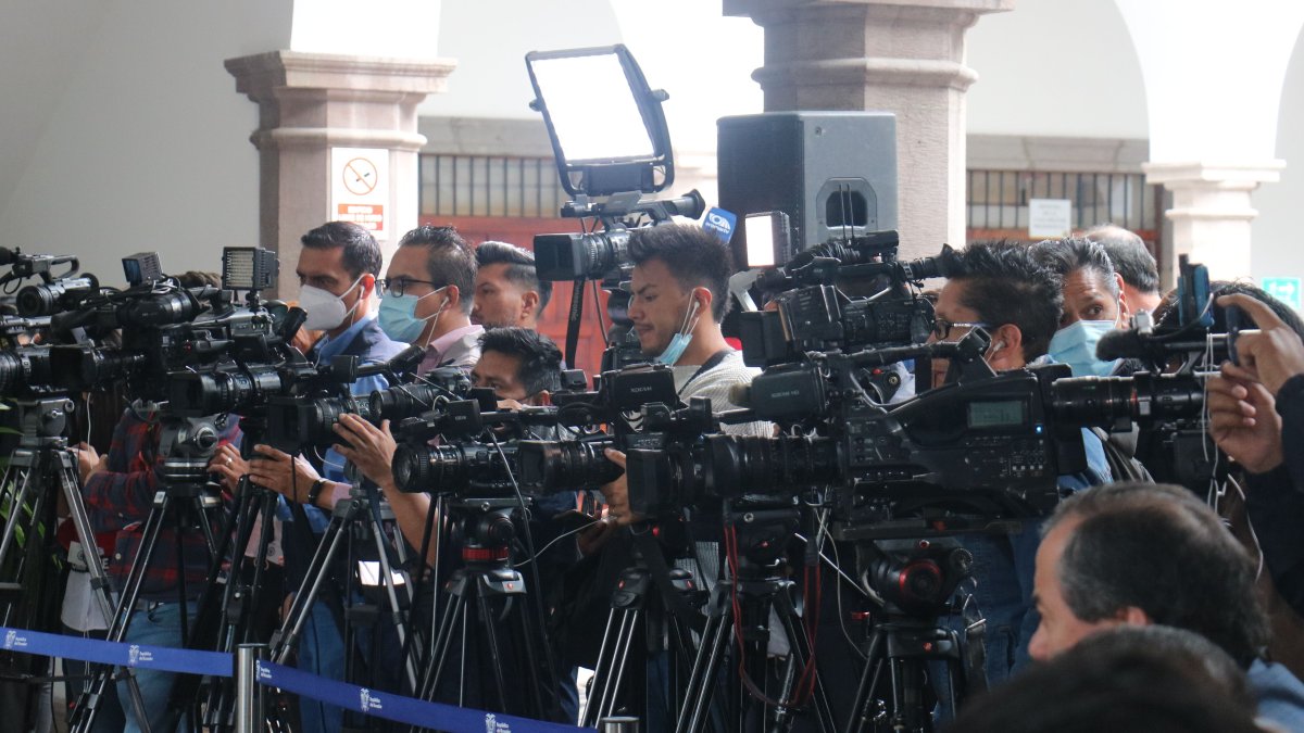 Los medios de comunicación están expuestos a presiones.