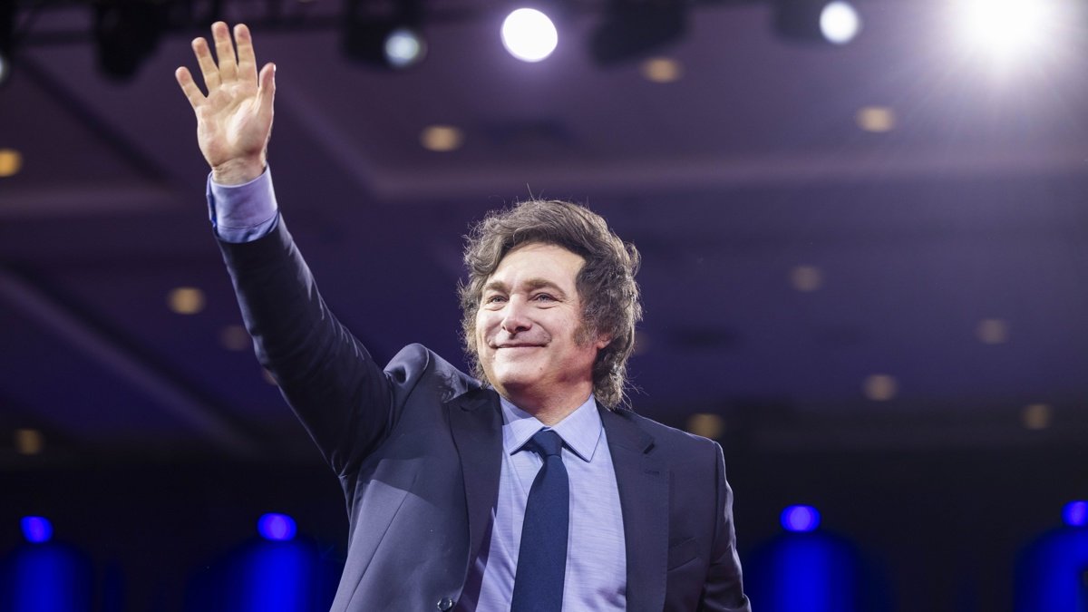 El presidente de Argentina, Javier Milei, llega para hablar el último día de la Conferencia de Acción Política Conservadora (CPAC) anual en National Harbor, Maryland.
