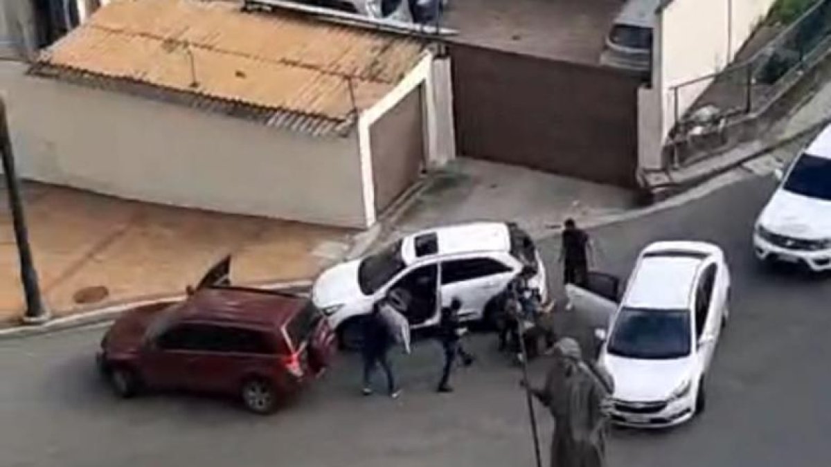 Imágenes del delito. La víctima es apuntada con un arma y subida a otro carro.