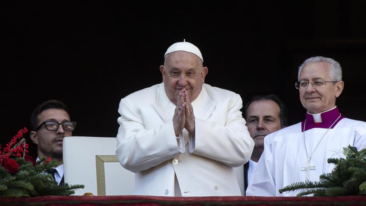 El Papa Francisco dirigió la tradicional bendición Urbi et Orbi del día de Navidad desde el balcón central de la Plaza de San Pedro en la Ciudad del Vaticano, el 25 de diciembre de 2024.