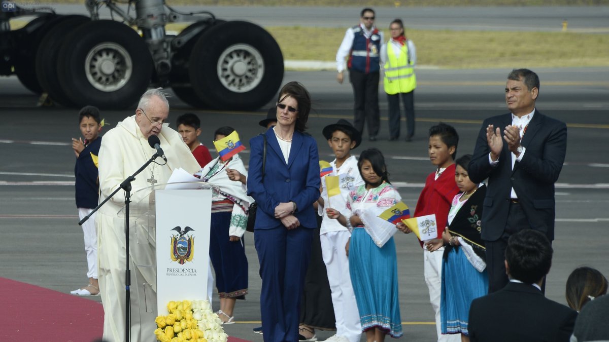 En 2015, en su visita a Ecuador, el papa Francisco fue recibido por el entonces presidente de la República, Rafael Correa.
