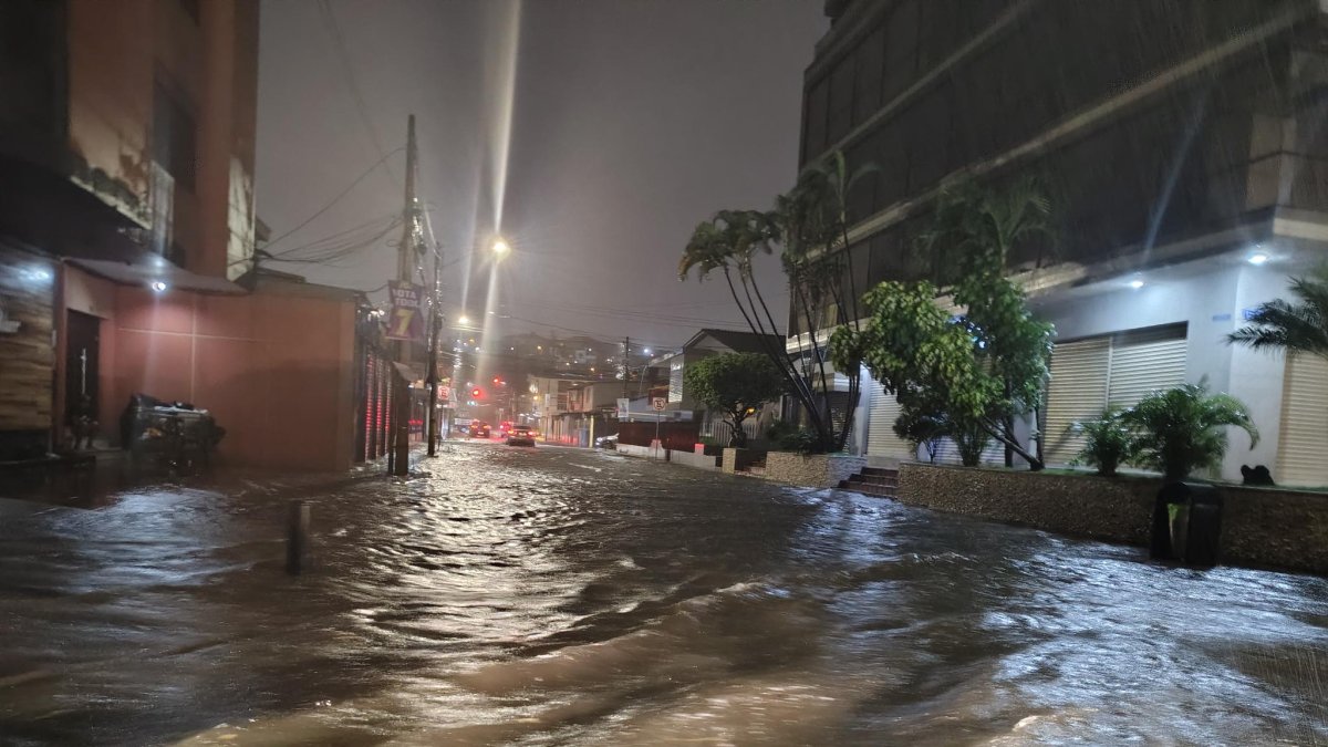 En la Víctor Emilio Estrada, en Urdesa, así permanecen a esta hora (22:00) algunos tramos.