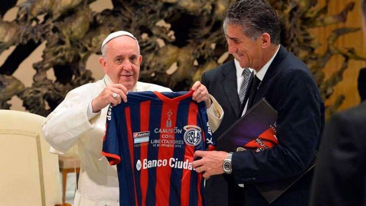 El Papa Francisco es aficionado de San Lorenzo de Argentina.