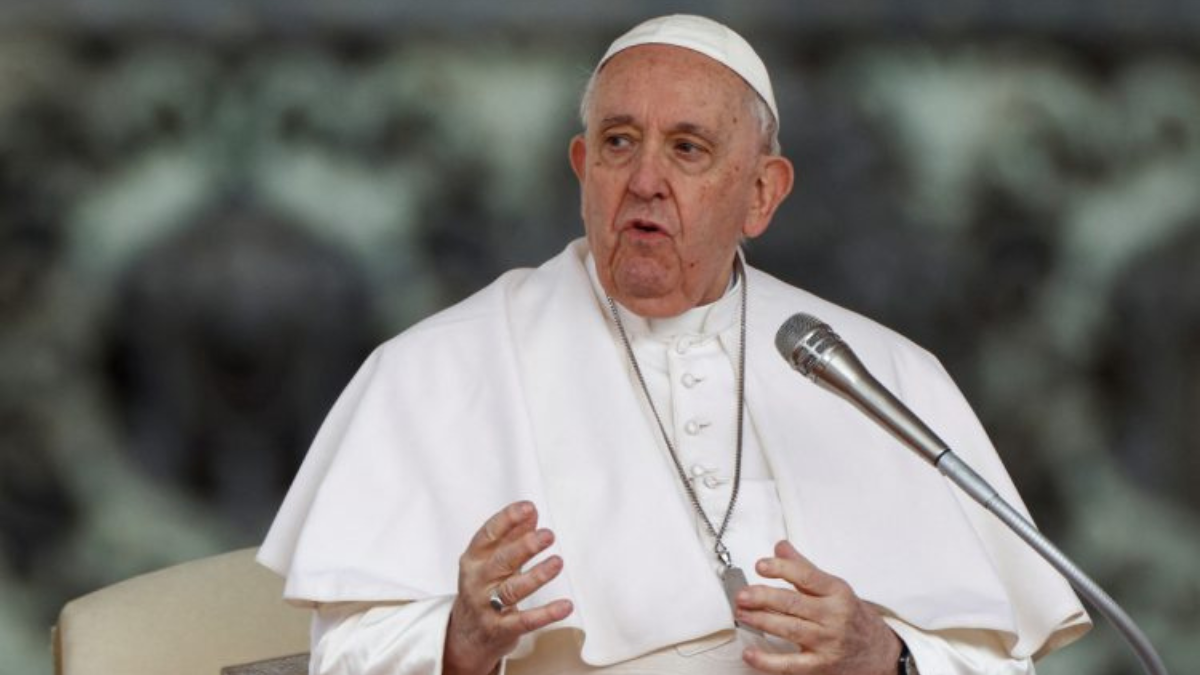 El Papa Francisco recibe atención médica en el Policlínico Gemelli, donde continúa su tratamiento para superar la neumonía bilateral.