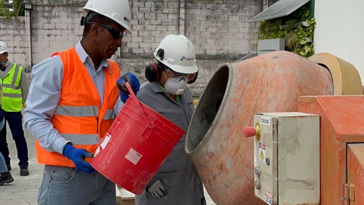 Universidad. La UCSG permitirá a maestros de obra ser becados en la academia de la construcción que abre su segunda edición.